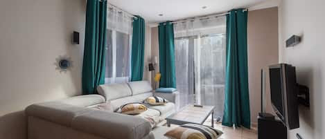 TV, fireplace, table tennis, stereo