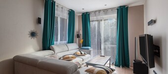 Villa 'Climatise Avec Grande Piscine' con vistas a la montaña, Wi-Fi y aire acondicionado