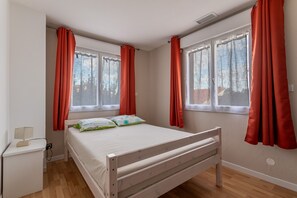 5 bedrooms, iron/ironing board, free WiFi