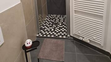Doccia, asciugacapelli, asciugamani, sapone