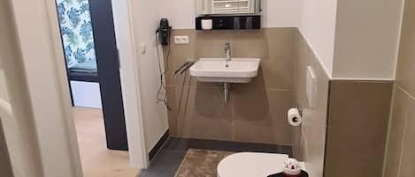 Dusche, Haartrockner, Handtücher, Seife
