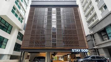 Entrada moderna d'un hotel amb un gran cartell que diu "STAY 509".