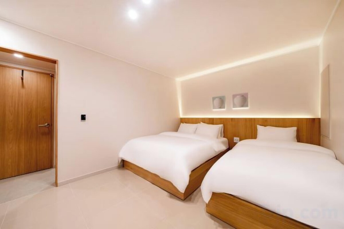 Soundproofing, free WiFi, bed sheets