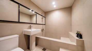 Pengering rambut, jubah mandi, sandal, dan handuk