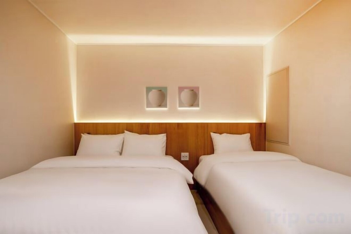 Soundproofing, WiFi (free), bed sheets