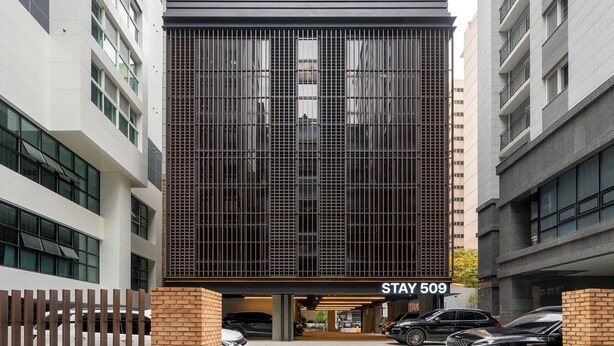 Un edificio moderno con un amplio frente de vidrio y un cartel que dice "STAY 509".