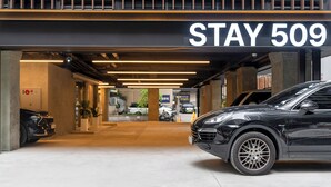 Un aparcamiento con un cartel que dice "STAY 509".