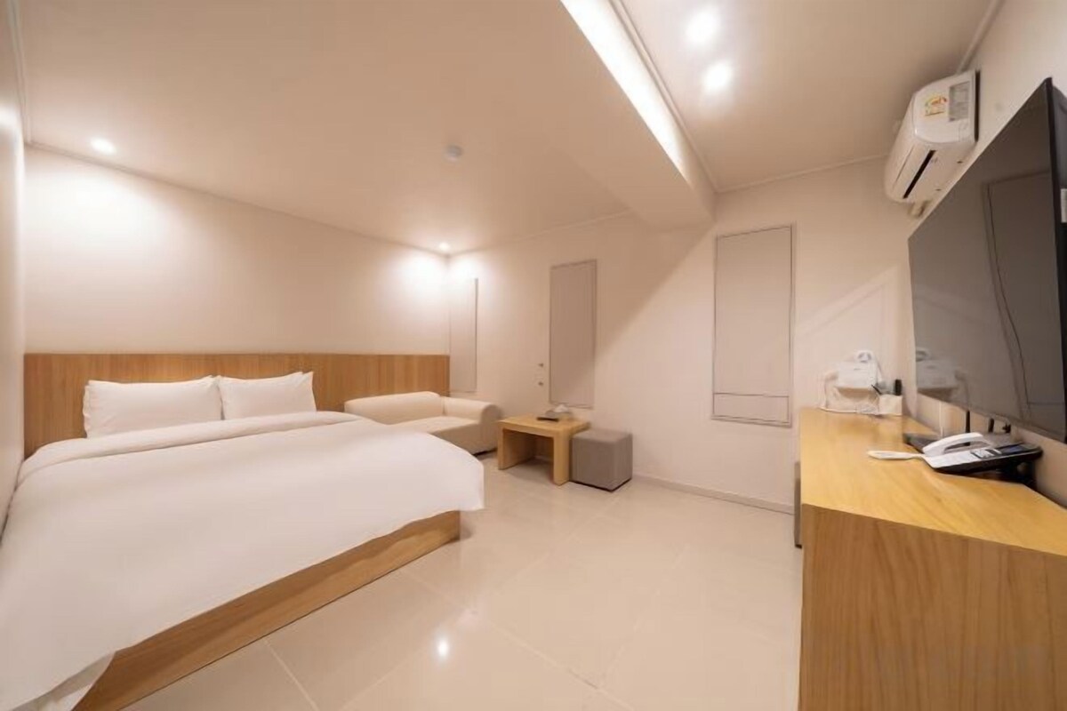 Soundproofing, free WiFi, bed sheets