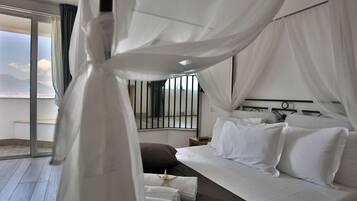 Suite Junior, idromassaggio, vista mare | Copriletto in piuma, una cassaforte in camera