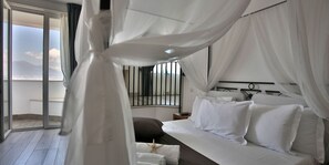 Exclusieve tweepersoonskamer, uitzicht op zee | 1 slaapkamer, een kluis op de kamer, een bureau, geluiddichte muren