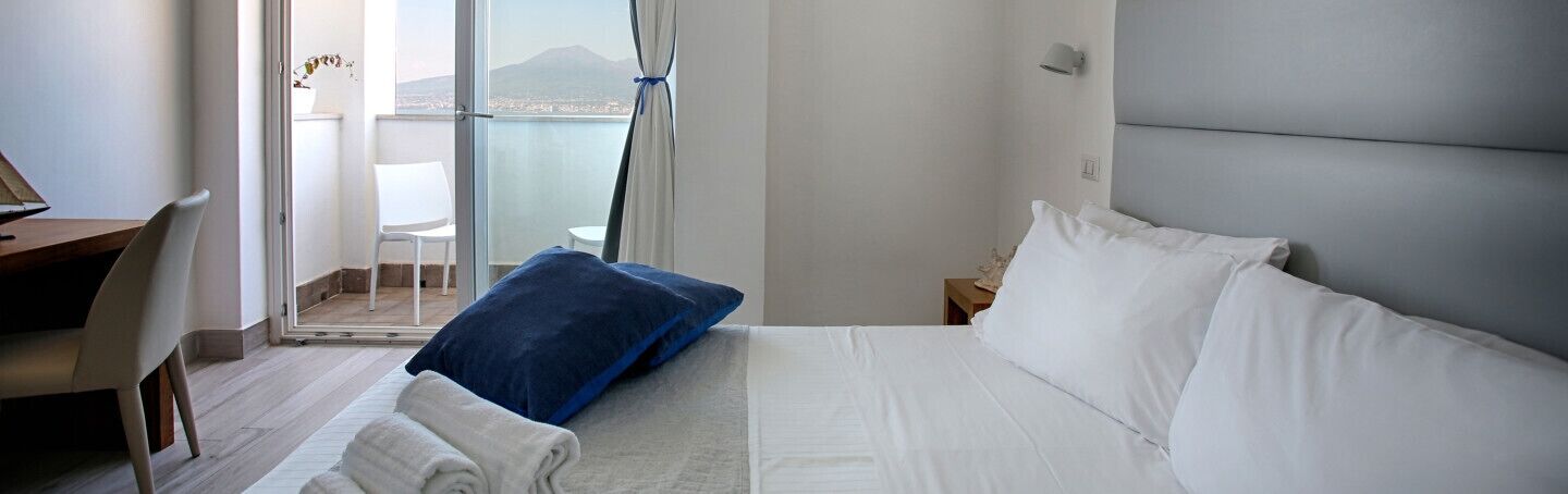 Dobbeltrom – standard, sjøutsikt | Dundyner, safe på rommet, individuelt innredet og skrivebord