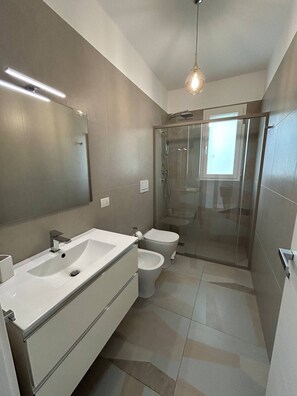 Douche, séchoir à cheveux, serviettes fournies