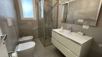 Een douche, een haardroger, handdoeken