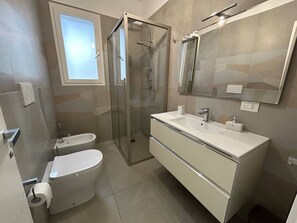 Douche, séchoir à cheveux, serviettes fournies