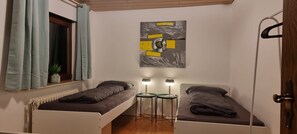 2 habitaciones, tabla de planchar con plancha y ropa de cama 