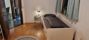 2 habitaciones, tabla de planchar con plancha y ropa de cama