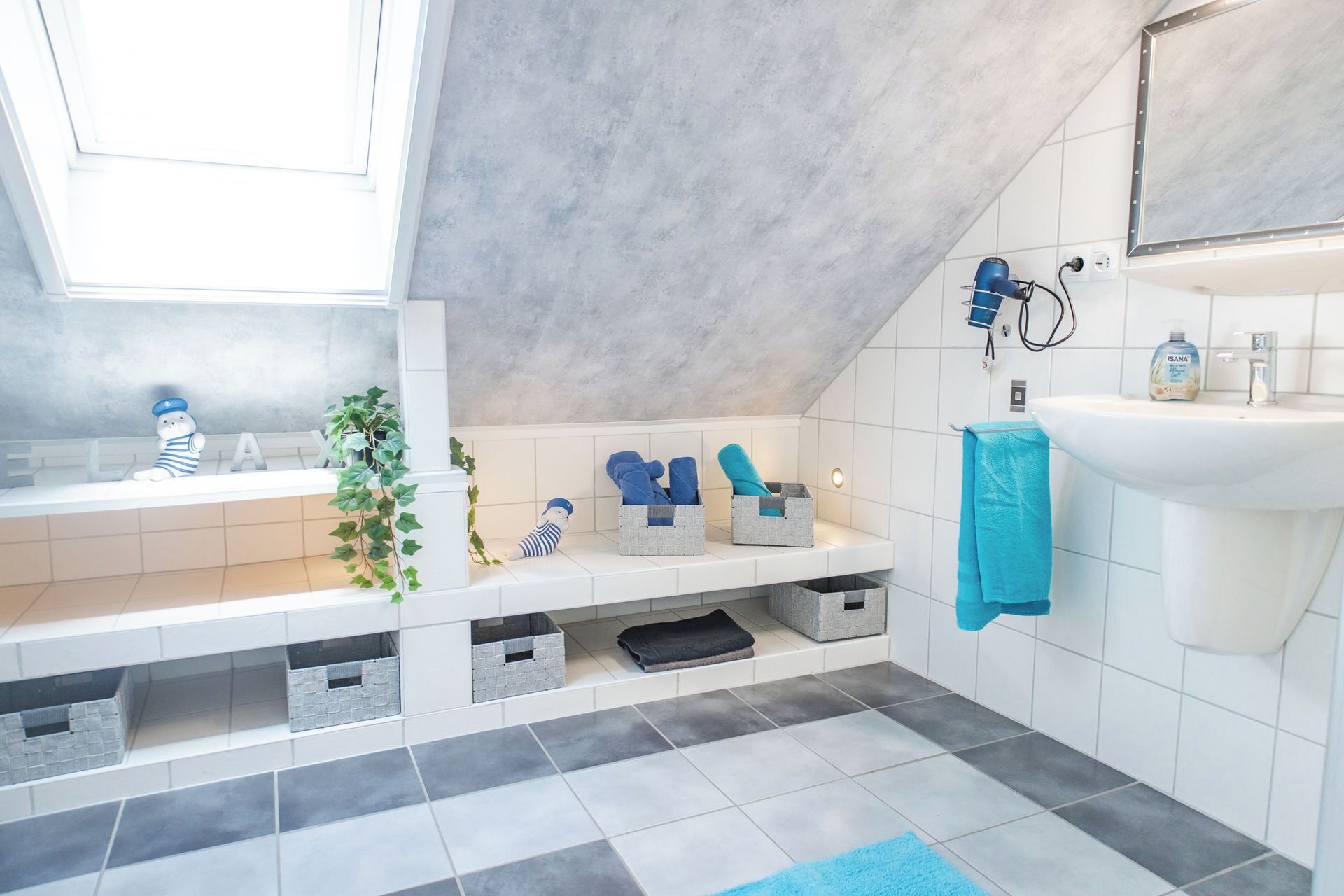 Un bagno moderno con vasca, lavandino, portasciuga-asciugamani e cabina doccia.