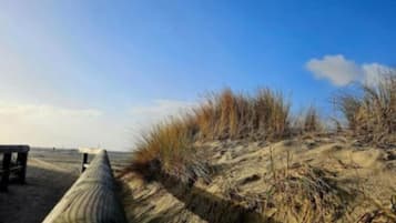 Vlak bij het strand, ligstoelen aan het strand