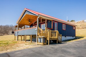 Exterior - Charming riverside with stunning views, cozy interiors, full amenities, and spacious decks. (Draper)