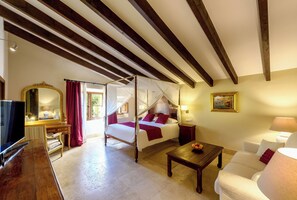 9 Schlafzimmer, Zimmersafe, Schreibtisch, Bügeleisen/Bügelbrett