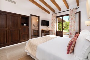 9 bedrooms, in-room safe, desk, iron/ironing board