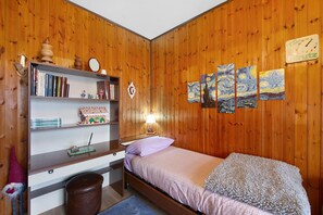 3 bedrooms, iron/ironing board, free WiFi, bed sheets