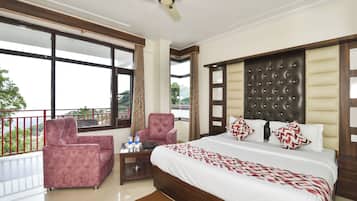 Desk, laptop workspace, iron/ironing board, free WiFi