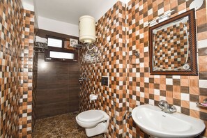 Superior Room | Bilik Mandi | Pancuran mandi, kelengkapan dandanan diri percuma, pengering rambut 