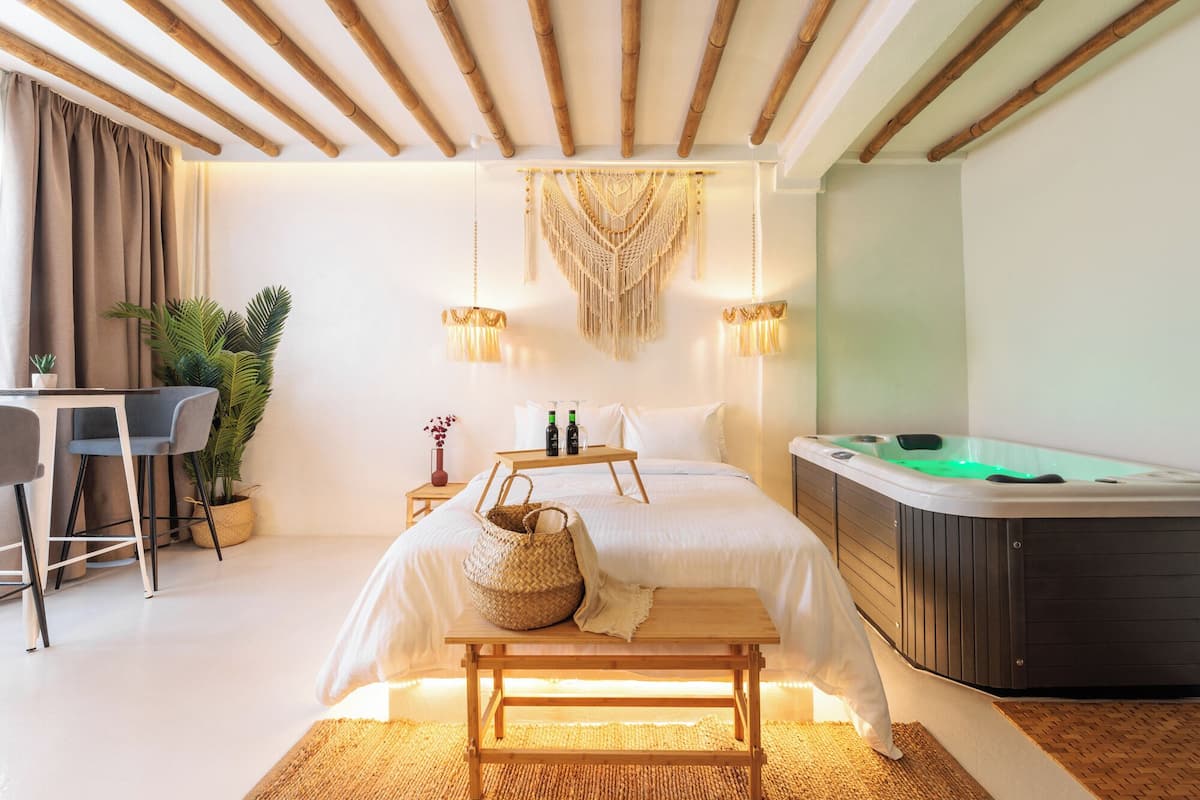 Quarto casal luxo, vista para a cidade | Wi-Fi de cortesia, roupa de cama