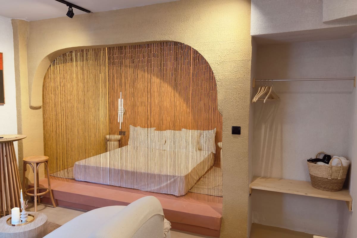 Individually decorated, individually furnished, laptop workspace