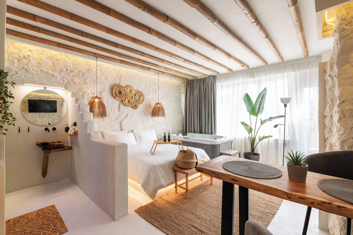 Suíte estúdio luxo, sacada, vista para a cidade | Wi-Fi de cortesia, roupa de cama