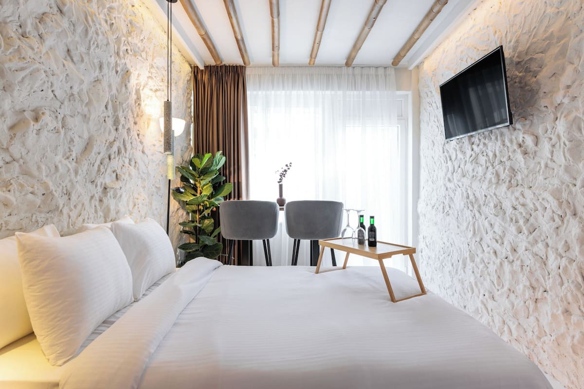 Quarto casal clássico, sacada, vista para a cidade | Wi-Fi de cortesia, roupa de cama