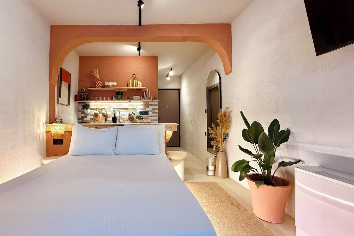 Individually decorated, individually furnished, laptop workspace