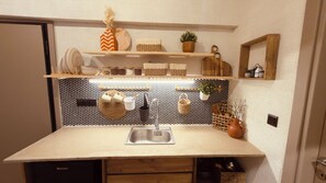 ベーシック ダブルルーム | 客室ごとに異なる装飾、客室ごとに異なるインテリア、ノートパソコン用作業スペース、WiFi (無料)