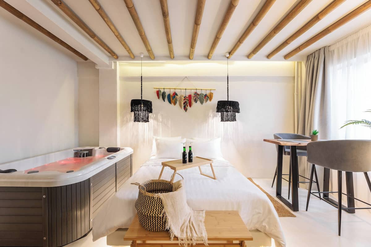 Quarto casal conforto, vista para a cidade | Wi-Fi de cortesia, roupa de cama