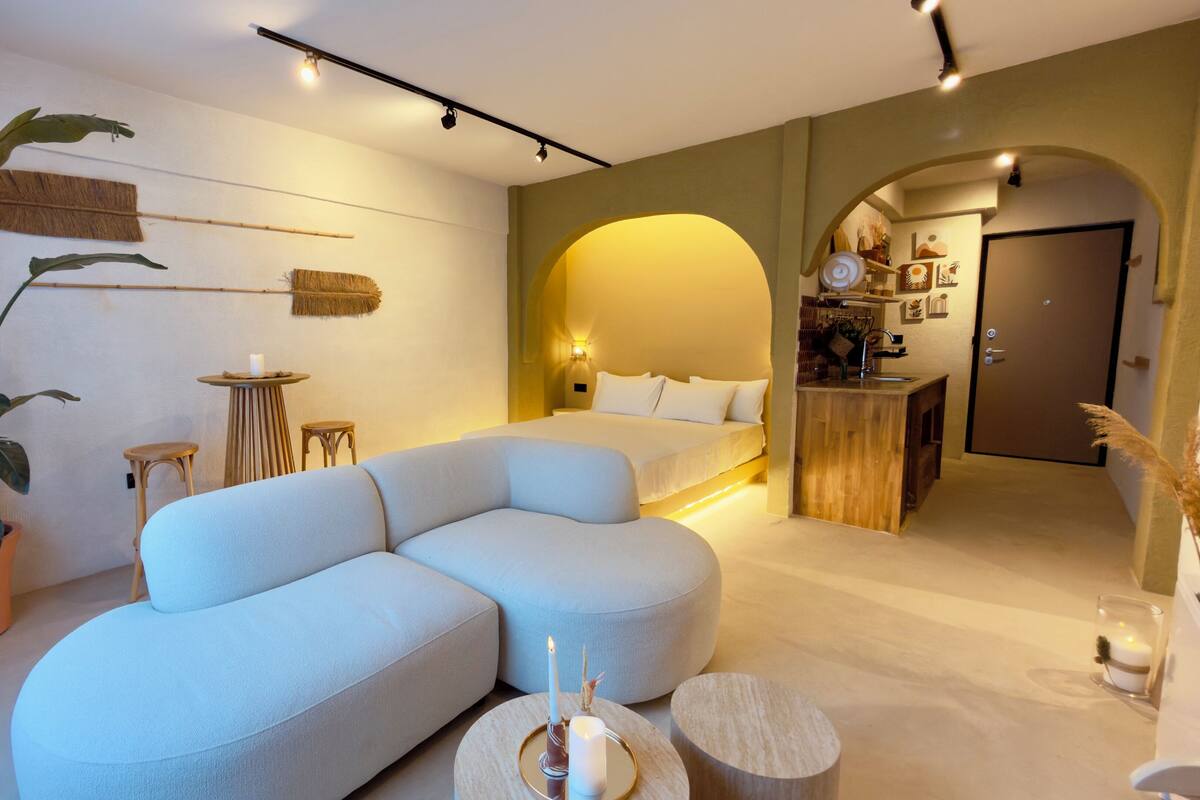 Individually decorated, individually furnished, laptop workspace