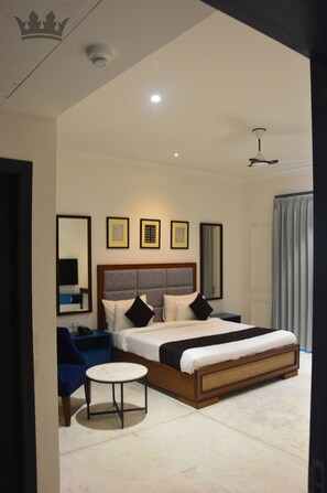 Habitación estándar, vistas a la ciudad | Baño | Artículos de higiene personal gratuitos, jabón, champú y papel higiénico