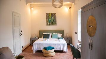 6 bedrooms, desk, soundproofing