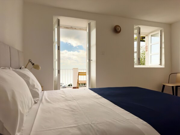 3 habitaciones, tabla de planchar con plancha y cuna de viaje