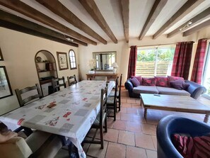 TV, fireplace, books - Charming 4-bedroom house in Lairoux with WiFi and Pool (Lairoux)