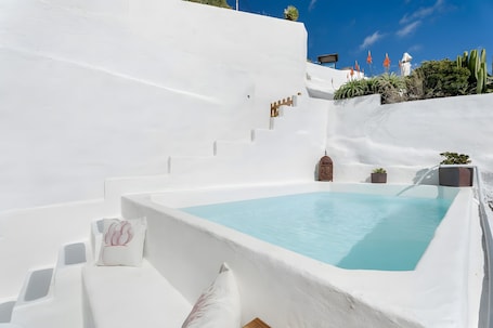 Pool. Cuevita Mar Holiday Apartment with Sea View, Shared Pool and Wi-Fi
