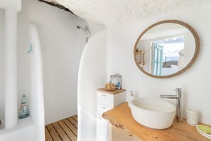 Chuveiro, secador de cabelo, toalhas de banho 