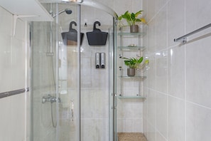 Dusche, Haartrockner, Handtücher