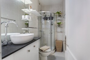 Shower, hair dryer, towels