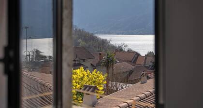 Ferienhaus 'Dina's Flower House' mit Seeblick, Wi-Fi und Klimaanlage