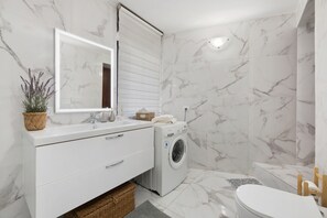 Douche, sèche-cheveux, serviettes fournies