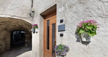 Dina’s Flower House – Lake View, Wi-Fi & Air Conditioning