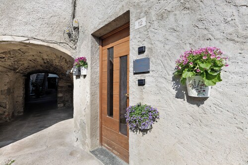 Ferienhaus 'Dina's Flower House' mit Seeblick, WLAN und Klimaanlage