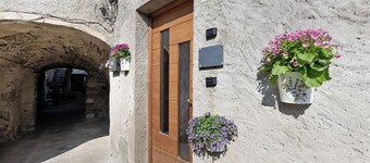 Dina’s Flower House – Lake View, Wi-Fi & Air Conditioning