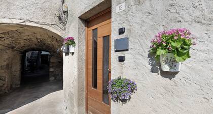 Ferienhaus 'Dina's Flower House' mit Seeblick, WLAN und Klimaanlage